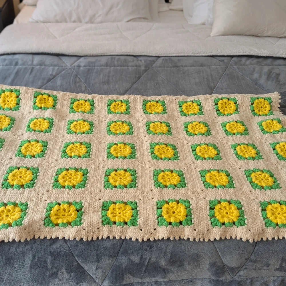 Vintage Handmade Blanket, Yellow Crochet Daffodil Granny Square Blanket, Throw - Picture 12 of 12